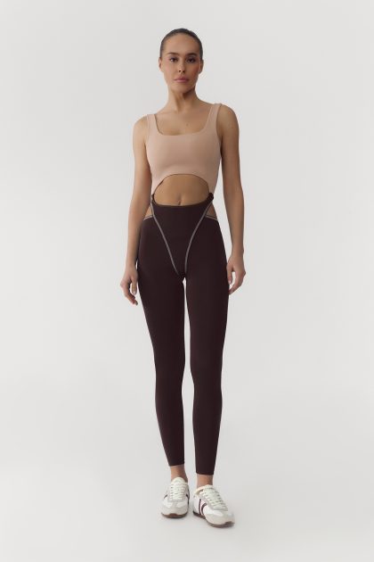 Спортивный комбинезон Cut-Out с акцентными вырезами Шоколад+Беж